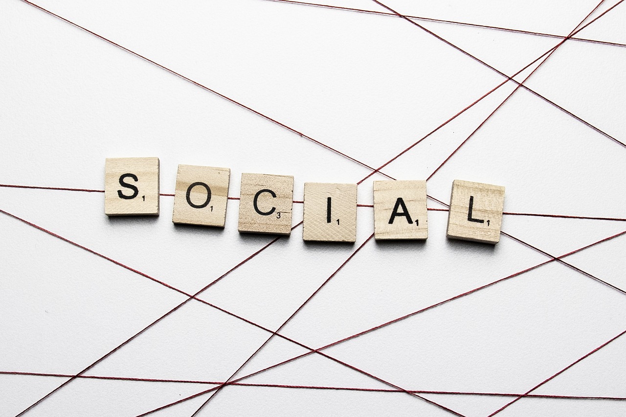 Difference Between Safe and Unsafe Online Relationships